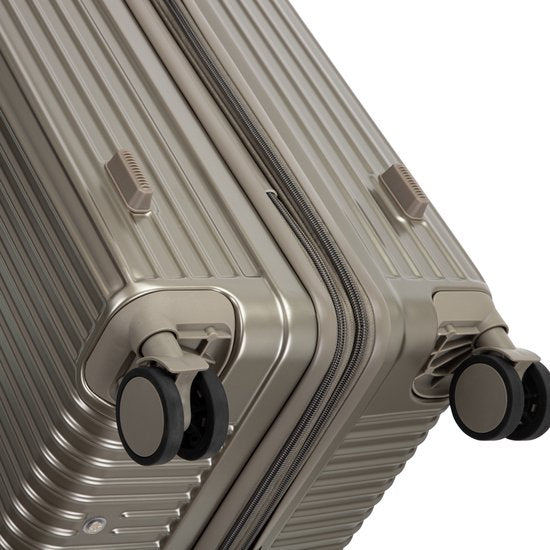 Interieur van de hardshell bagage met pakriemen en compartimenten voor georganiseerd inpakken.