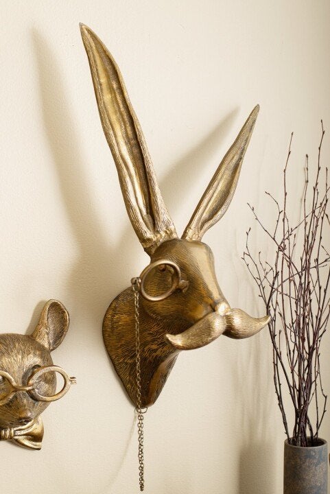 Vrolijk handgeschilderd hert dierenhoofd als unieke wanddecoratie, perfect voor een levendig interieur.