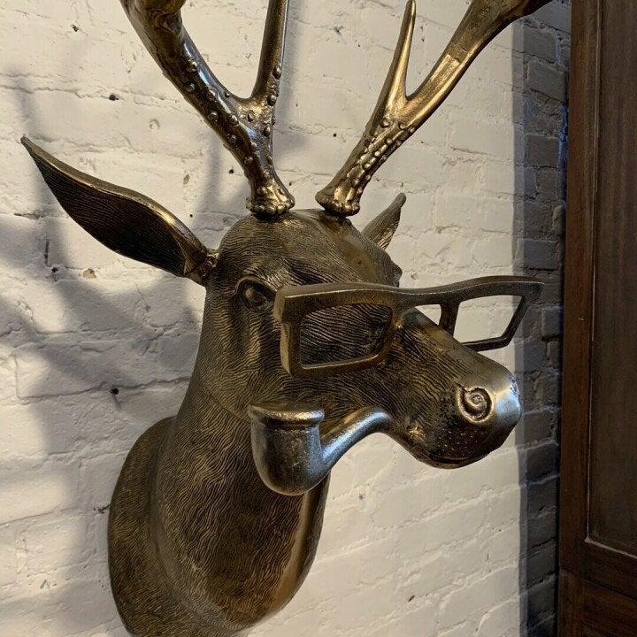 Speelse hert dierenkop WallCritters muurdecoratie, handgeschilderde kunst en woonaccessoire voor thuis.