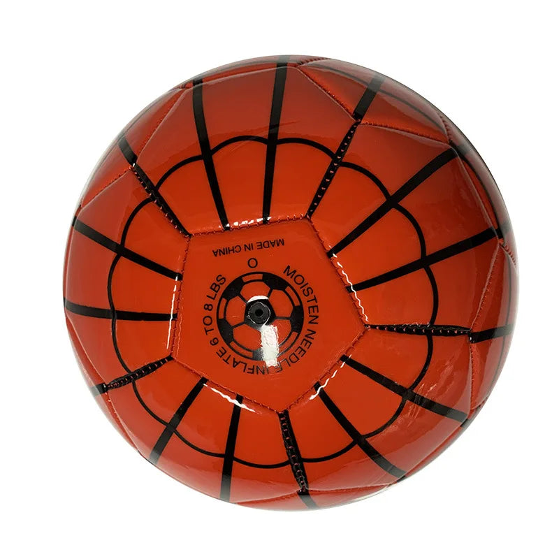 Kind speelt enthousiast met Spider-Man voetbal op het gras. Een duurzame kinder sportbal voor actieve kids.