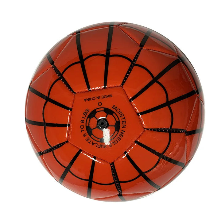 Kind speelt enthousiast met Spider-Man voetbal op het gras. Een duurzame kinder sportbal voor actieve kids.