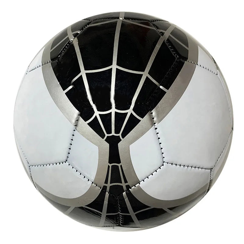 Close-up van Spider-Man voetbal met iconisch rood-blauw design. Hoogwaardige PVC kinderbal voor fans.