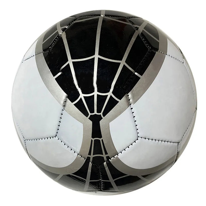 Close-up van Spider-Man voetbal met iconisch rood-blauw design. Hoogwaardige PVC kinderbal voor fans.