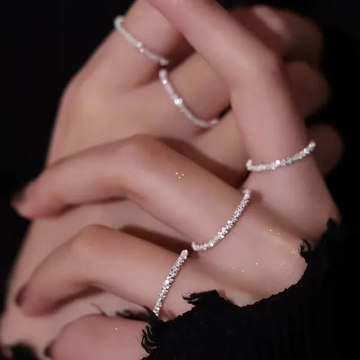 Sprankelende zilveren damesring, elegant en delicaat, perfect voor alledaags gebruik of feestelijke gelegenheden.