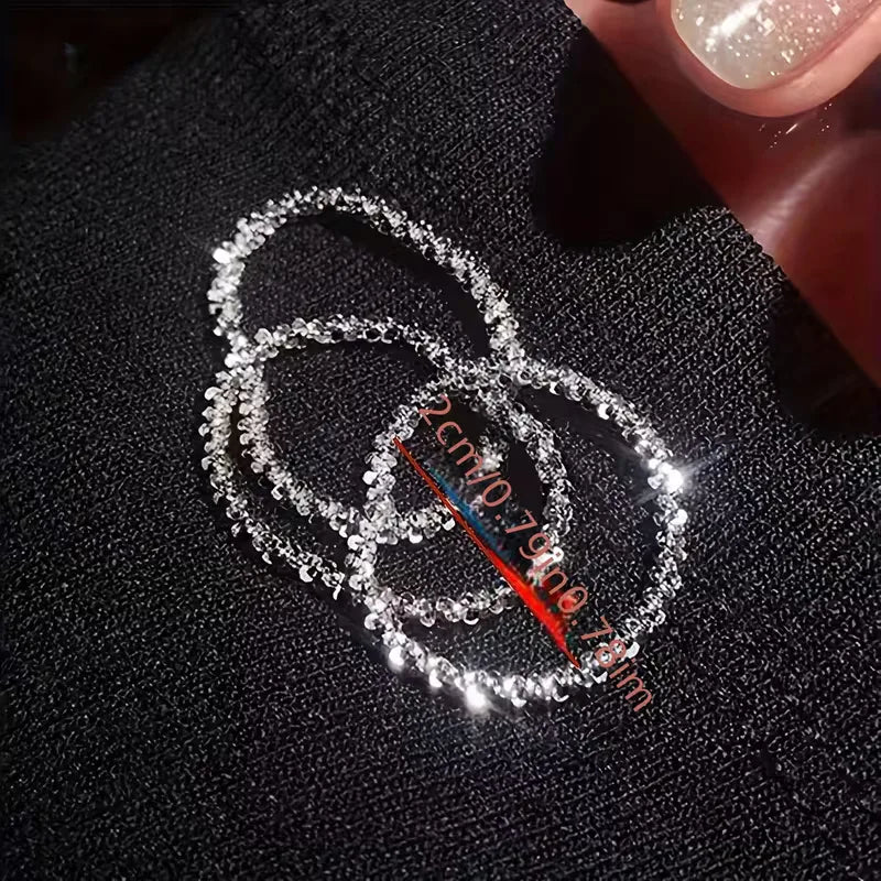 Feestelijke sprankelende zilveren ring voor dames, een glanzend sieraad dat opvalt bij elke gelegenheid.