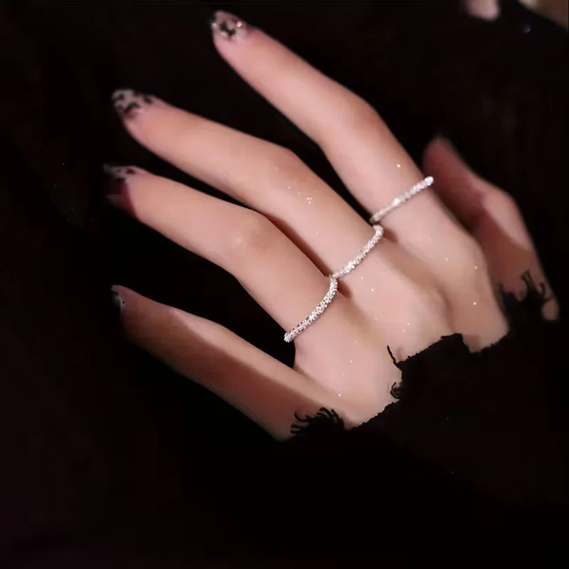 Elegante zilveren damesring, ideaal voor alledaags gebruik, subtiel maar sprankelend.