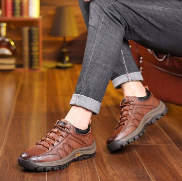 Waterbestendige herenschoenen in stijlvolle mode, bruin of zwart. Bieden comfort en zijn stevig voor dagelijks en zakelijk gebruik.