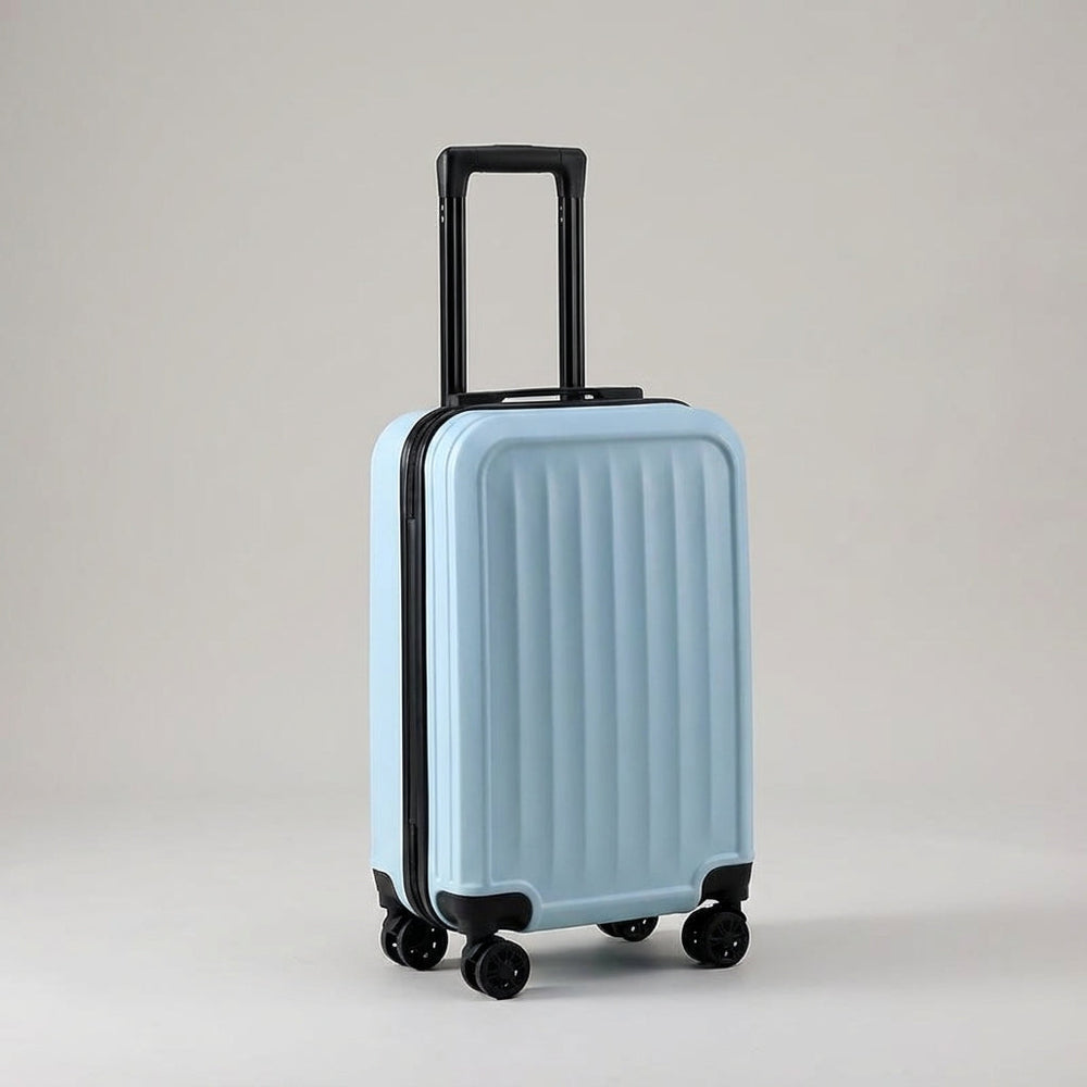 Detail van de geribbelde Traveon koffer met 360° draaibare wielen, voor soepel en lichtgewicht transport van bagage.