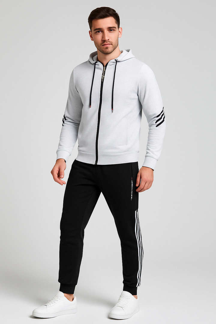 "Stijlvol Adonis heren sporttrainingspak, comfortabel lichtgrijs ontwerp ideaal voor sportieve en casual gelegenheden."