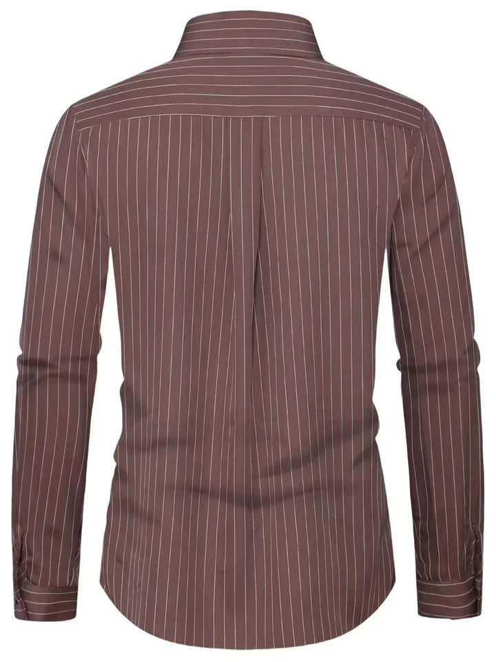 Trendy bruin heren overhemd met V-hals en subtiele streep, perfect voor een stijlvolle smart-casual look.