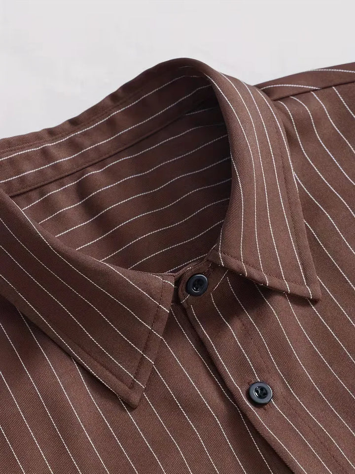 Kwalitatief bruin herenoverhemd met V-hals, lange mouwen en slimfit pasvorm. Essentieel voor de modebewuste man.