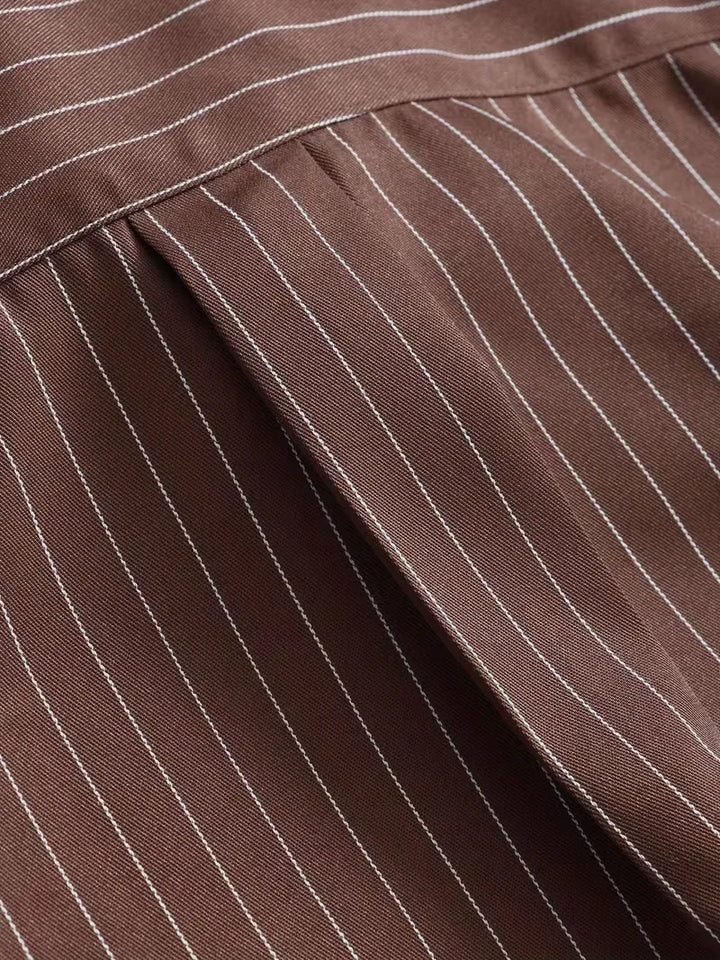 Veelzijdig bruin V-hals overhemd voor heren, comfortabel en stijlvol. Perfect voor diverse smart-casual gelegenheden.