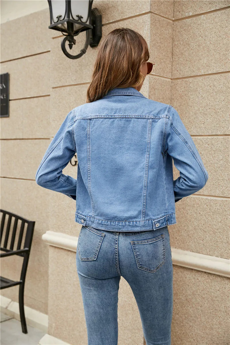 Stijlvol dames denim jack met knoopsluiting en zakken in hemelsblauw voor een veelzijdige, tijdloze look