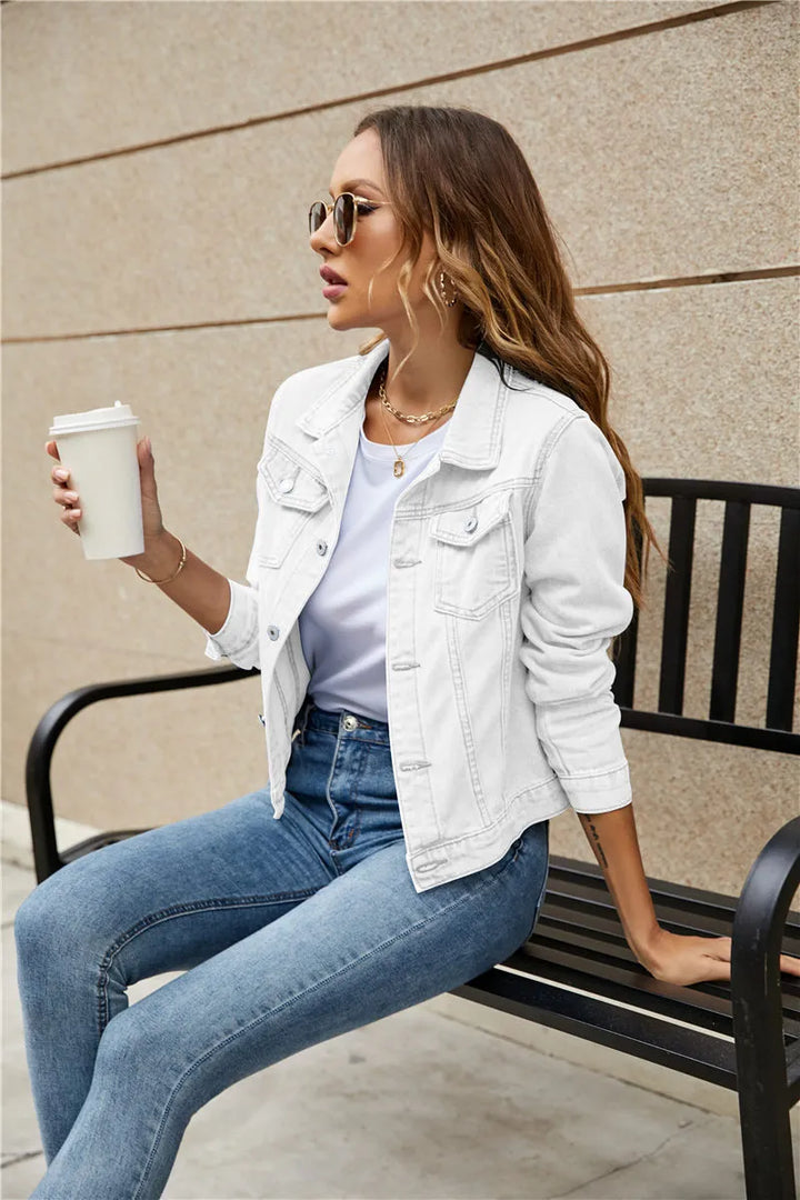 Stijlvol dames denim jack met knoopsluiting en zakken in hemelsblauw voor een veelzijdige, tijdloze look
