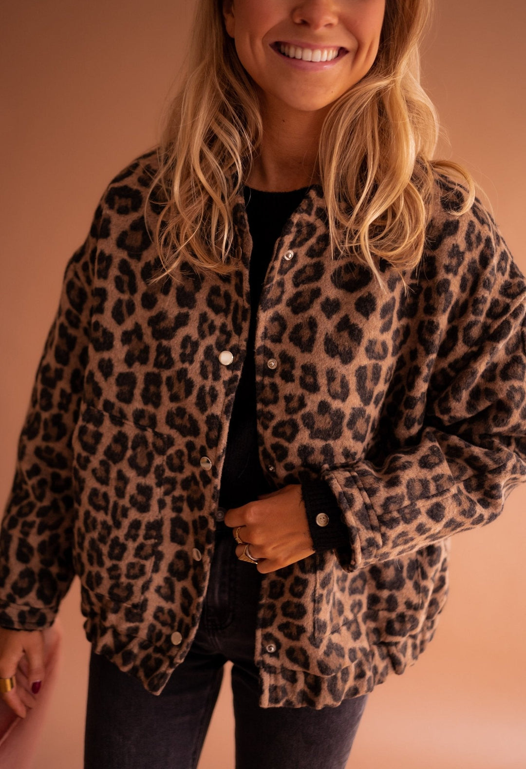 Stijlvol dames jasje met trendy luipaardprint en comfortabele luxe voering, perfect voor herfst/winter.