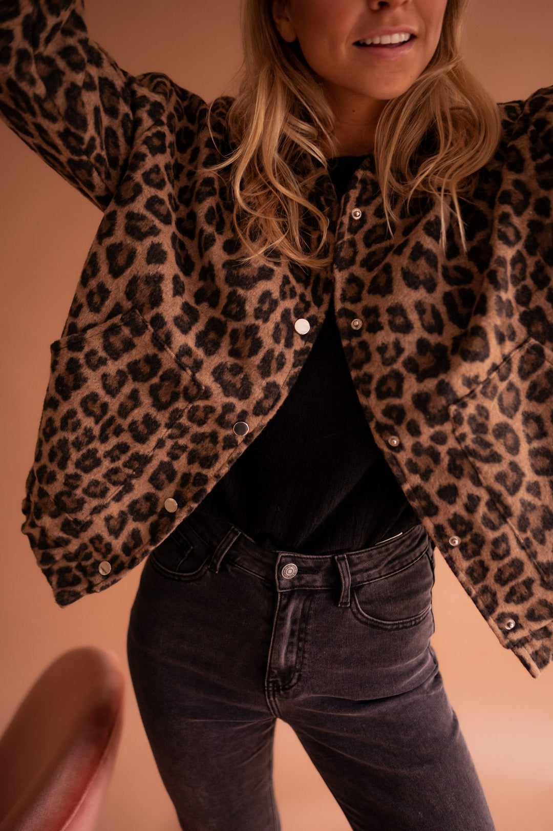 Trendy damesjasje met opvallende luipaardprint, ideaal als bovenkleding voor een stijlvolle casual look.