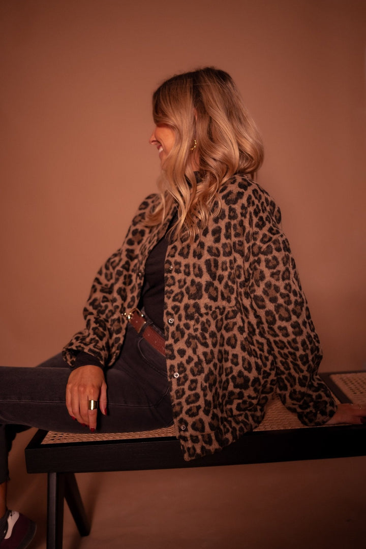 Gevoerd dames jasje met panterprint, trendy en comfortabel, perfect voor modebewuste vrouwen in elk seizoen.