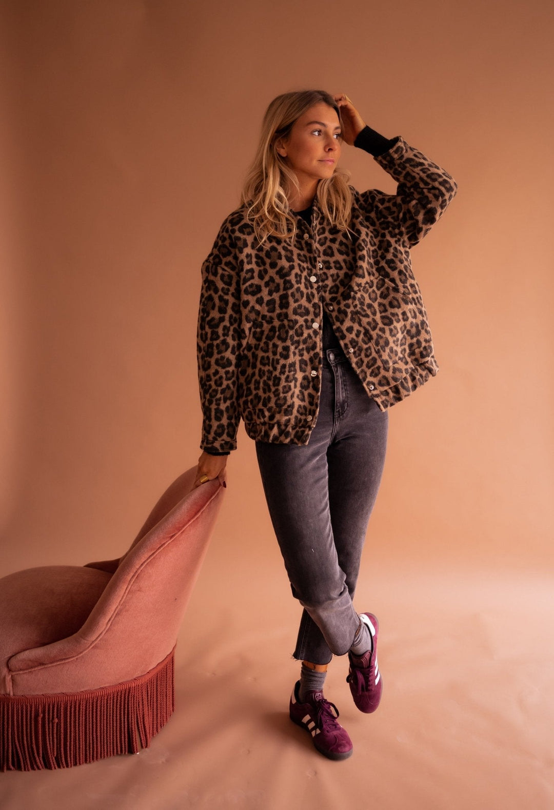 Elegant dames jasje met luxe voering en opvallende luipaardprint, een stijlvolle aanvulling op elke garderobe.