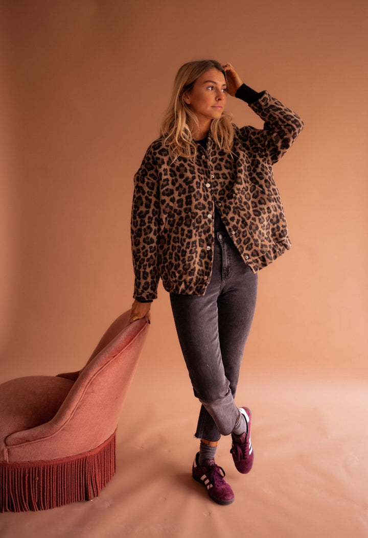 Elegant dames jasje met luxe voering en opvallende luipaardprint, een stijlvolle aanvulling op elke garderobe.