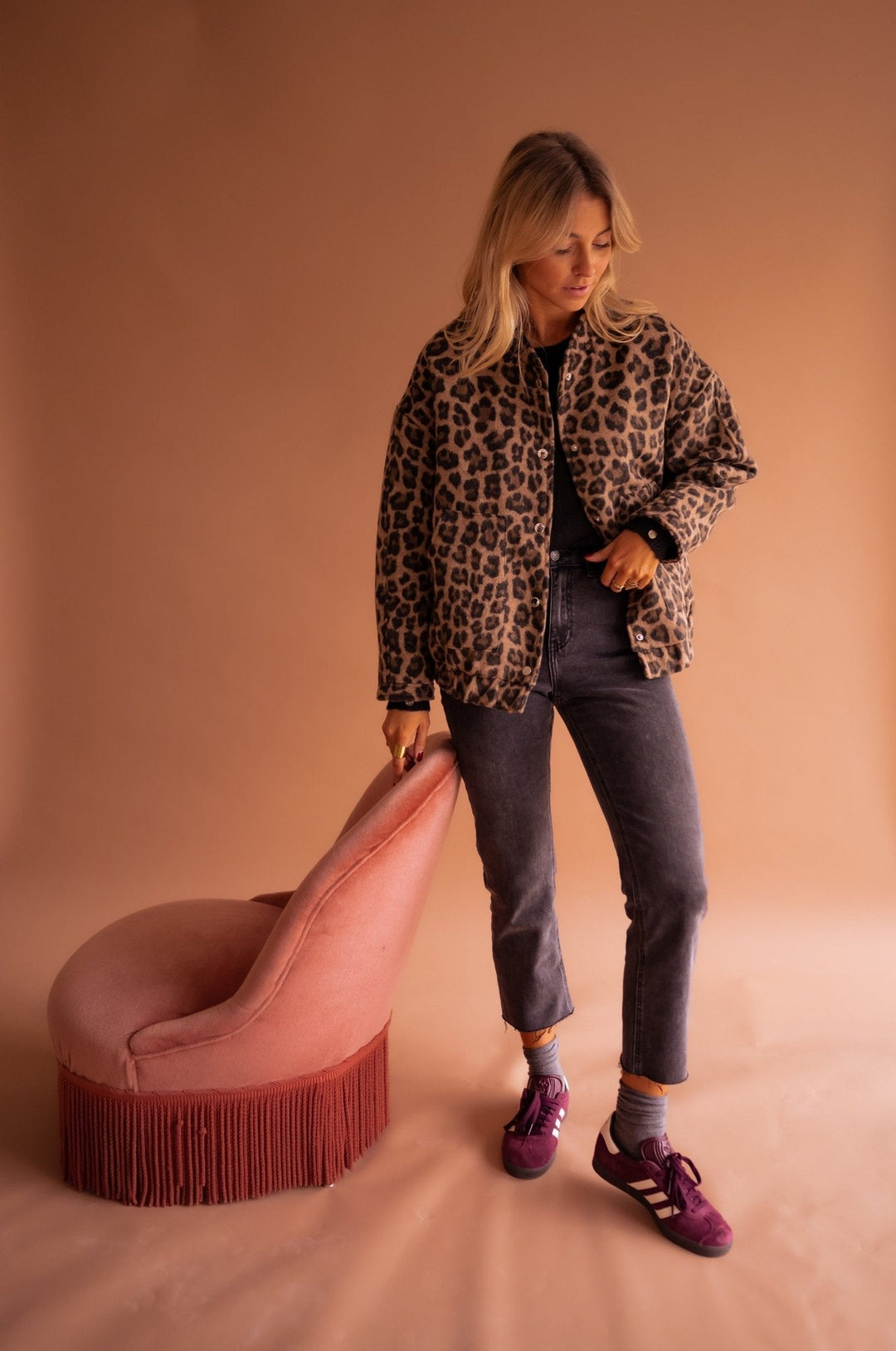 Casual trendy dames jasje met levendige luipaardprint, comfortabele bovenkleding voor herfst en winter.