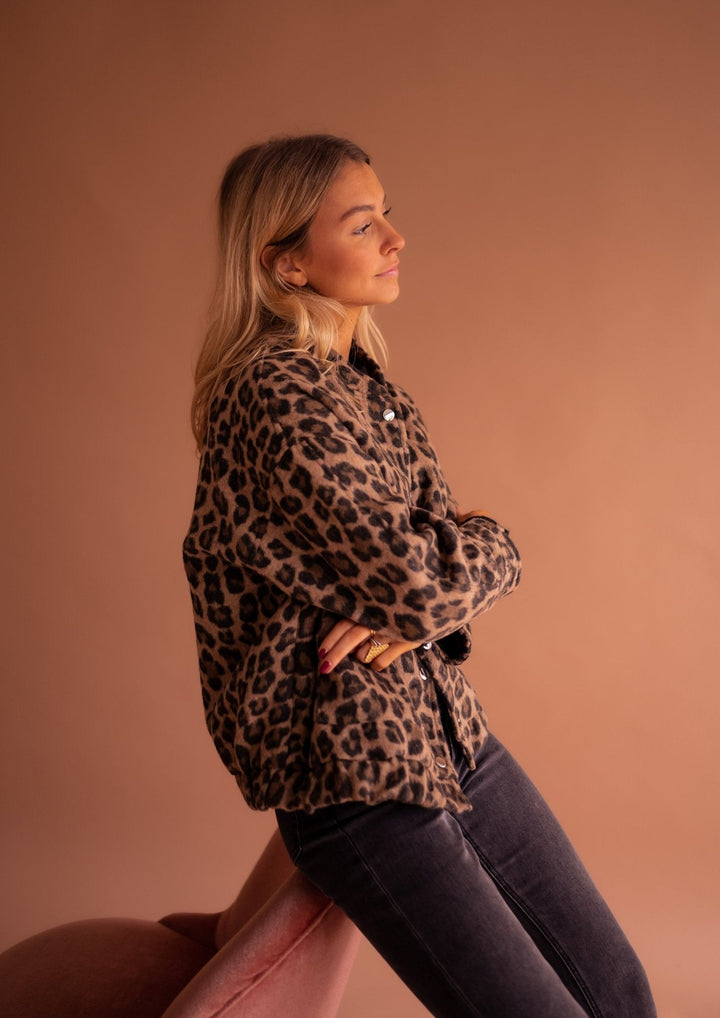 Zacht dames jasje met chique luipaardprint en luxe voering, een comfortabele en stijlvolle keuze.