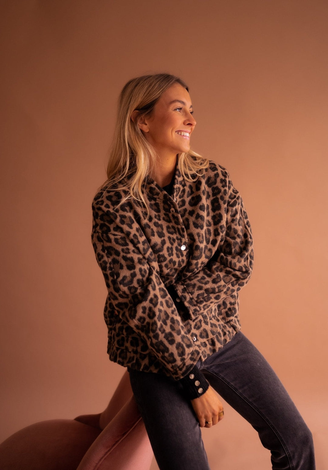 Dames herfstjasje met trendy luipaardprint, gevoerd en warm, perfect voor een modieuze look.