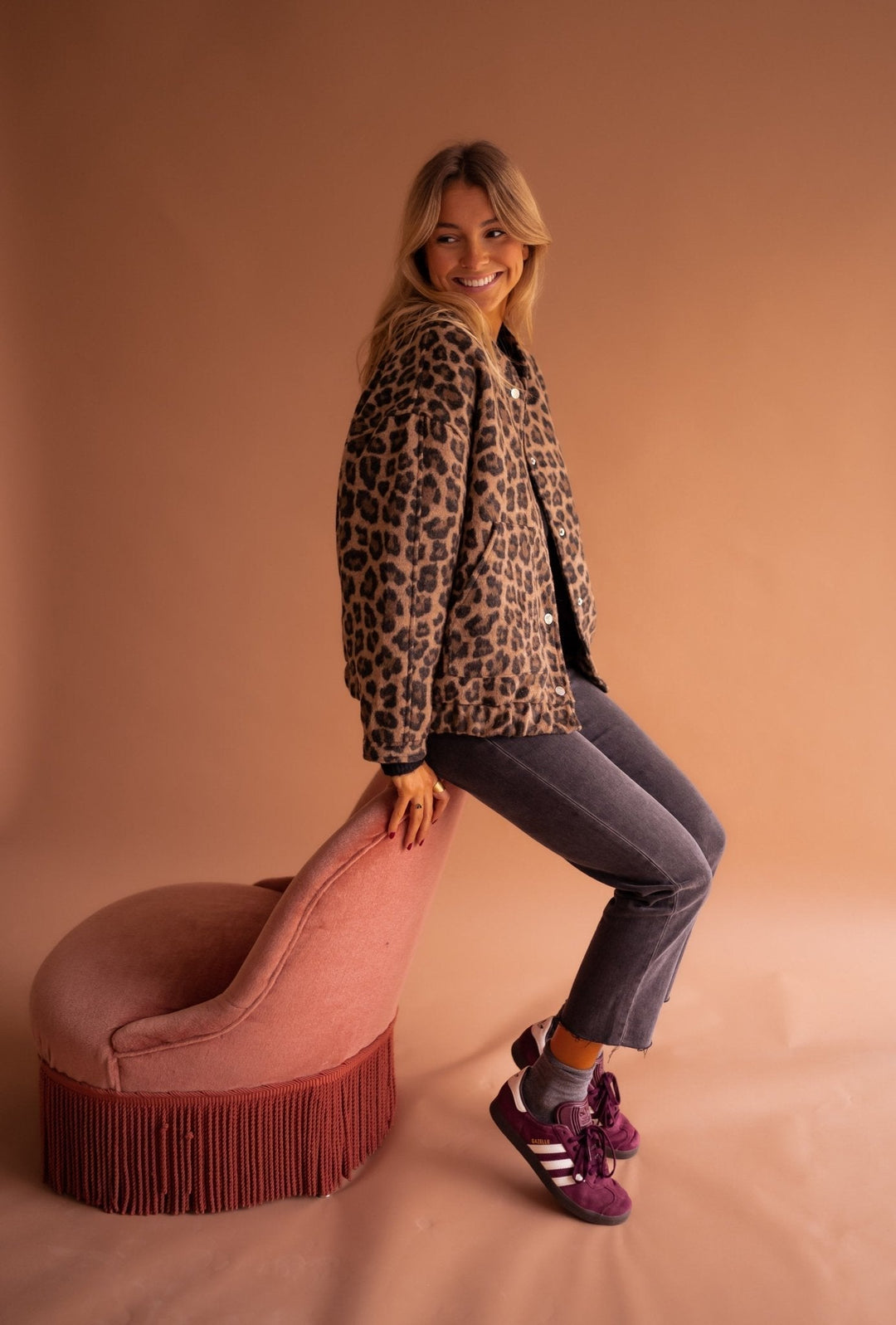 Modieus dames jasje met unieke luipaardprint, stijlvol en comfortabel, de perfecte bovenkleding.