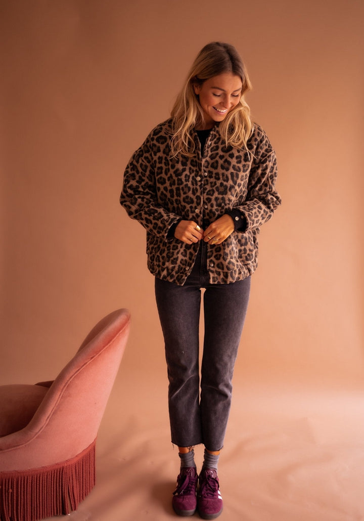 Luxe dames jasje met elegante luipaardprint en zachte voering, trendy en warm voor de koudere dagen.