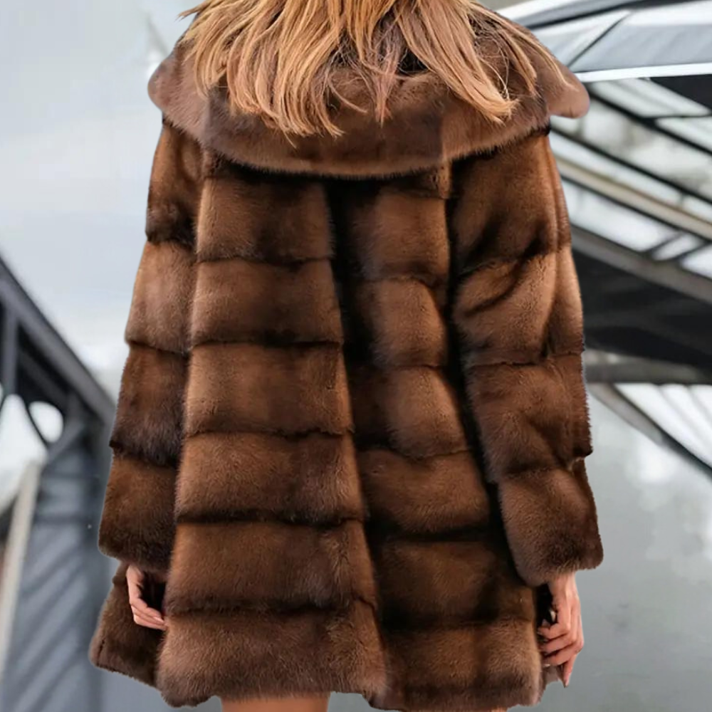 "Stijlvol damesjack met capuchon, warm bruin imitatiebont, elegant ontwerp, ideaal voor herfst en winter, vrouwelijke pasvorm
