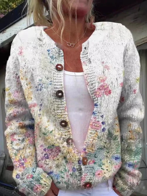 Close-up van trendy print op comfortabel gebreid damesvest. Stijlvolle en warme cardigan voor koelere dagen.