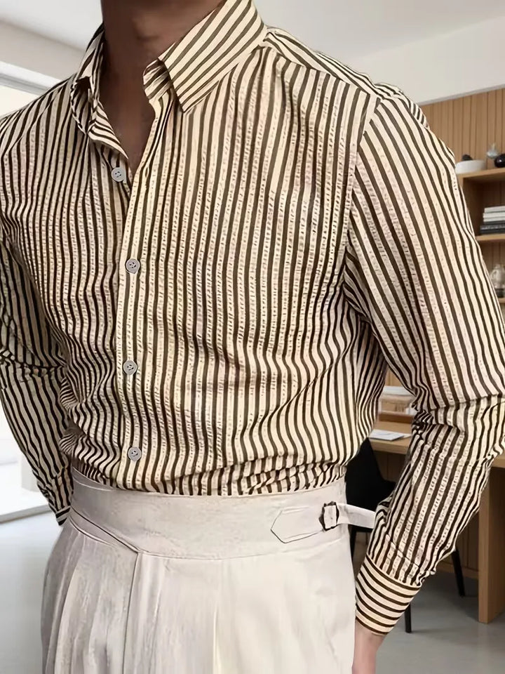 Stijlvol gestreept heren overhemd, abrikoos, met V-hals en lange mouwen. Regular fit voor casual mode.