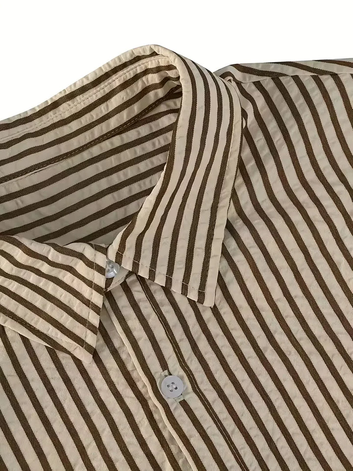 Zij-aanzicht van een gestreept heren overhemd, abrikoos. Regular fit met lange mouwen, perfect voor smart casual outfits.