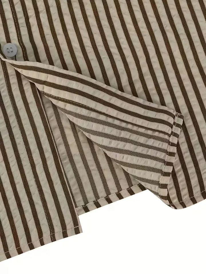 Gestreept heren overhemd in abrikoos met moderne V-hals en lange mouwen. Comfortabele regular fit voor elke man.