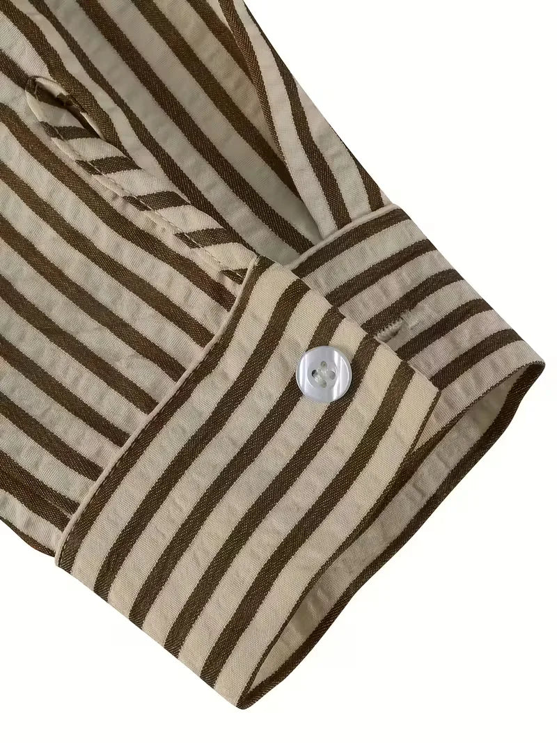 Stijlvol abrikoos gestreept heren overhemd met V-hals en lange mouwen, flat lay. Veelzijdig regular fit casual overhemd.