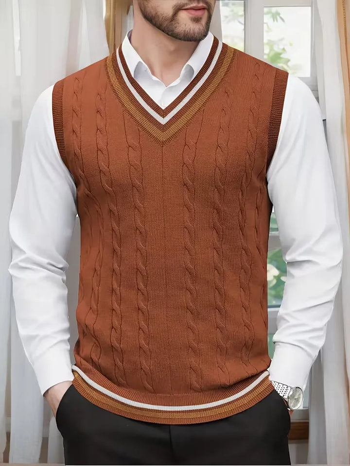 Heren mouwloos vest met V-hals, kabelpatroon, gebreid. Perfect voor een smartcasual look.