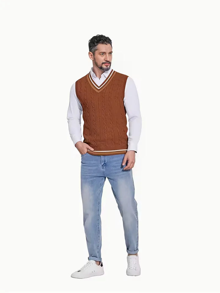 Gebreid mouwloos herenvest met V-hals, ideaal voor laagjes en een smartcasual stijl.