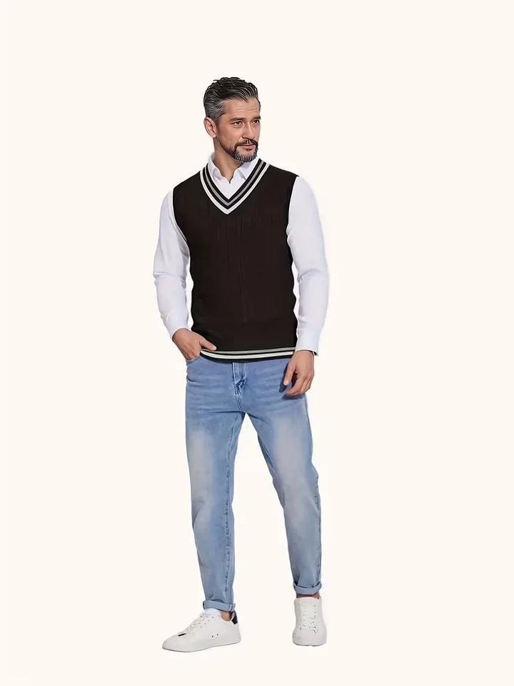 Heren mouwloos vest met V-hals, gebreid, kabelpatroon. Comfortabele herfst- en wintermode.