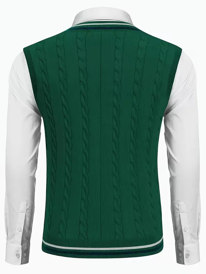 Mouwloos herenvest met V-hals, gebreid, kabelpatroon. Geschikt voor herfst- en wintermode.