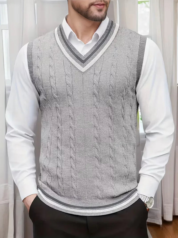 Heren mouwloos vest, V-hals, gebreid, kabelpatroon. Combineerbaar voor smartcasual laagjes.