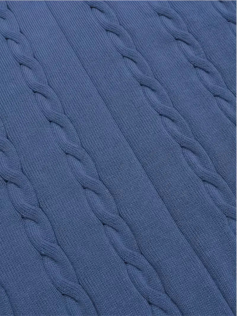 Elegant mouwloos herenvest met V-hals, gebreid design en subtiel kabelpatroon voor winterkleding.