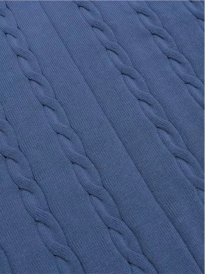 Elegant mouwloos herenvest met V-hals, gebreid design en subtiel kabelpatroon voor winterkleding.