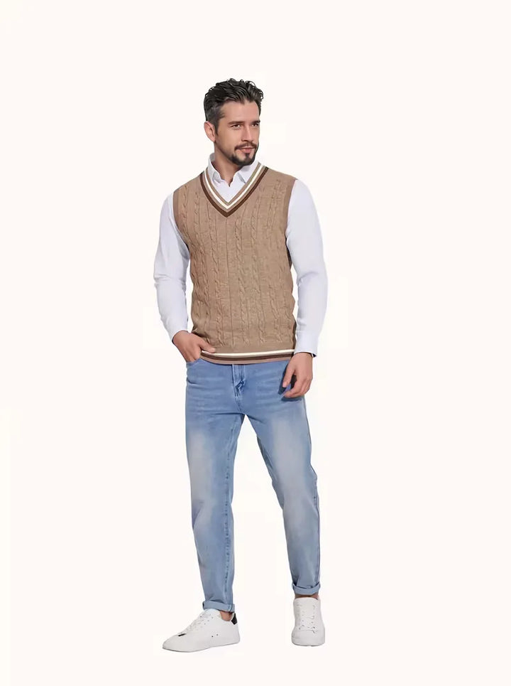 Elegant mouwloos herenvest met V-hals. Gebreid met subtiel patroon voor winterse laagjes.