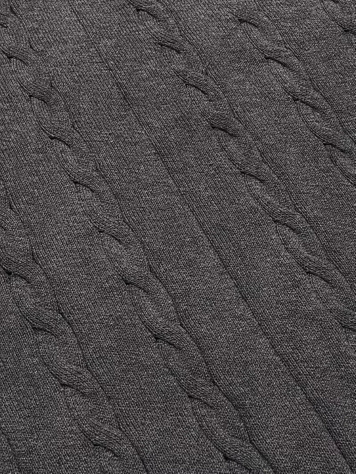 Mouwloos herenvest met V-hals en gebreid kabelpatroon. Essentieel item voor gelaagde outfits.