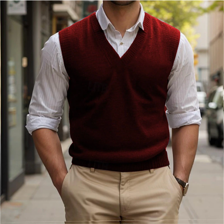 Tijdloos herenvest zonder mouwen met V-hals in klassiek rood, ideaal voor een stijlvolle, comfortabele look.