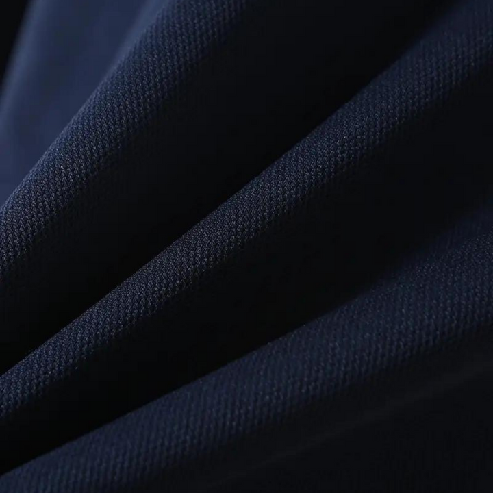 Stijlvol heren poloshirt met lange mouwen in marineblauw, zilvergrijs en zwart voor comfort en veelzijdige uitstraling.