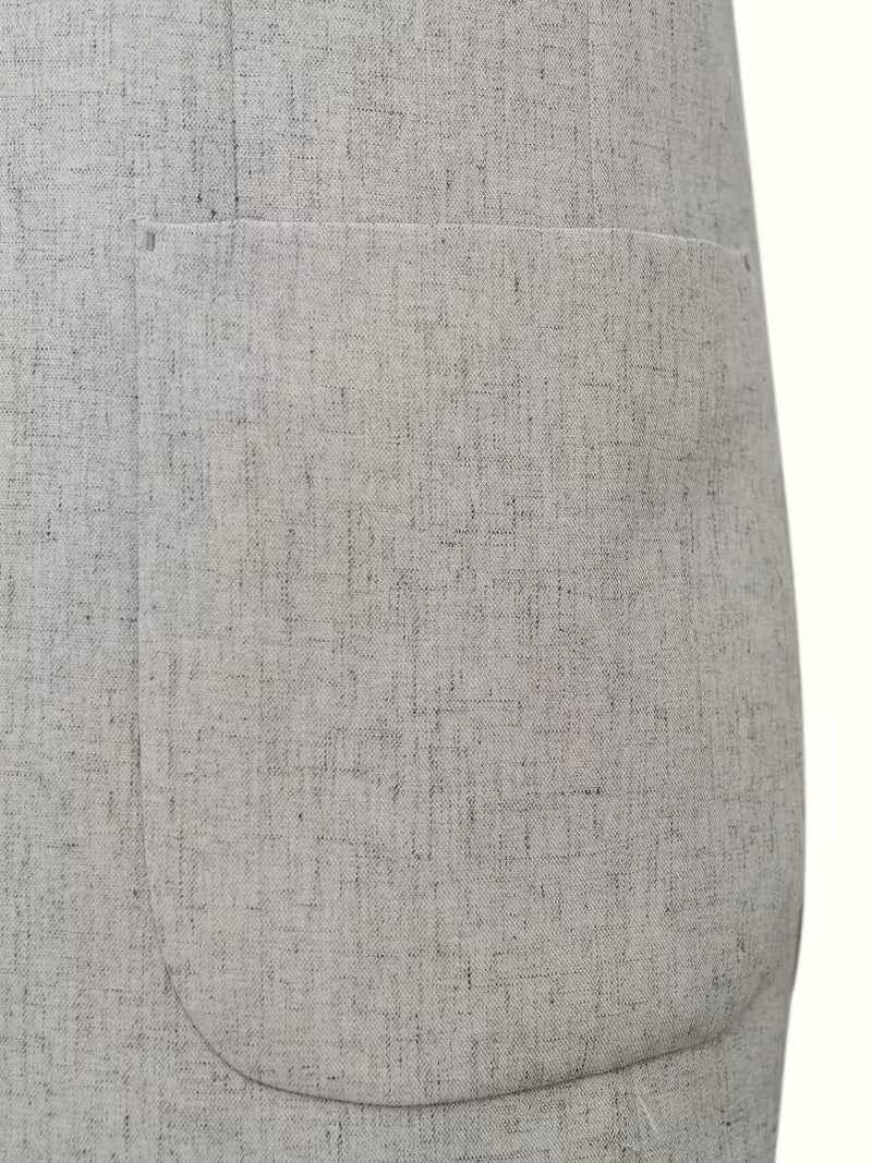 Formeel heren colbert met lange mouwen, benadrukt een strak silhouet. Slim fit.