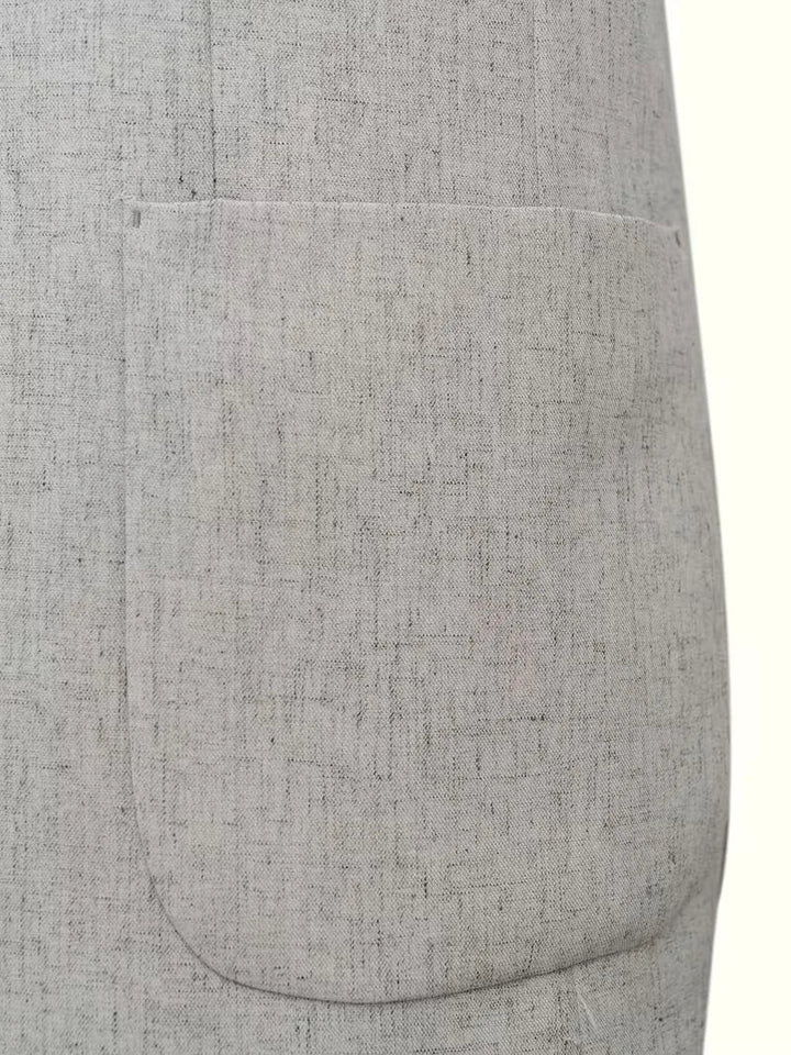 Formeel heren colbert met lange mouwen, benadrukt een strak silhouet. Slim fit.