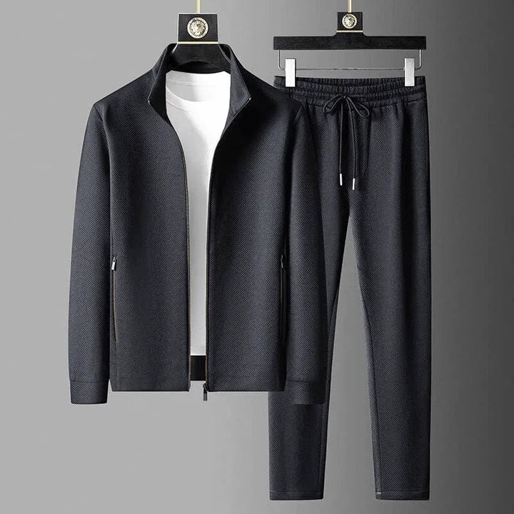 Comfortabel heren trainingspak, ideaal voor sportieve activiteiten of als stijlvolle casual outfit.