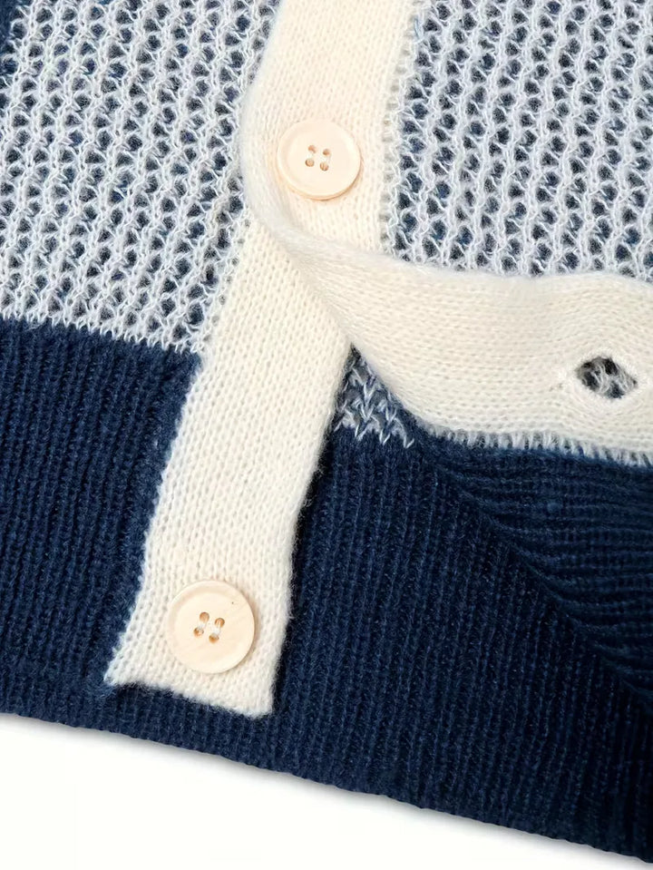 Man draagt comfortabel heren vest met ruitpatroon en knopen. Perfecte smart casual outfit voor de herfst.
