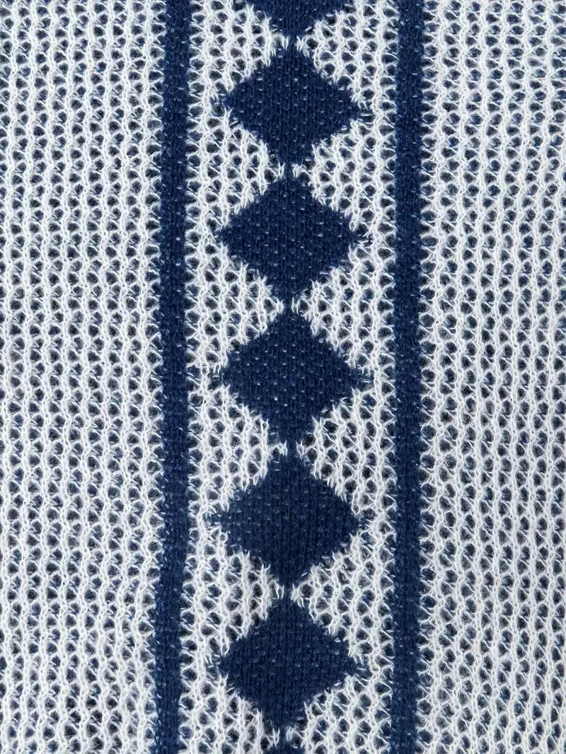 Achterkant van een elegant heren vest met knopen. Toont het complete ruitpatroon en de pasvorm.